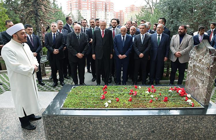 MERHUM ALPARSLAN TÜRKEŞ MEZARI BAŞINDA ANILDI