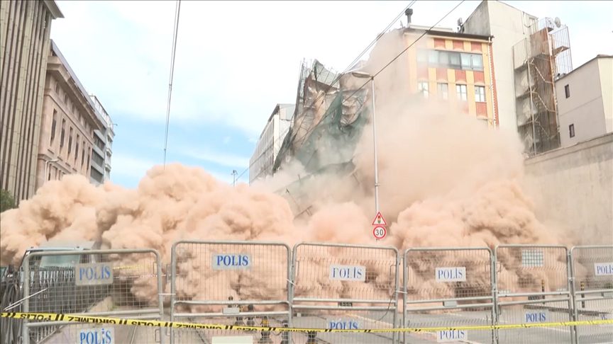 Beyoğlu'nda yıkılma riski bulunan tarihi metruk bina çöktü