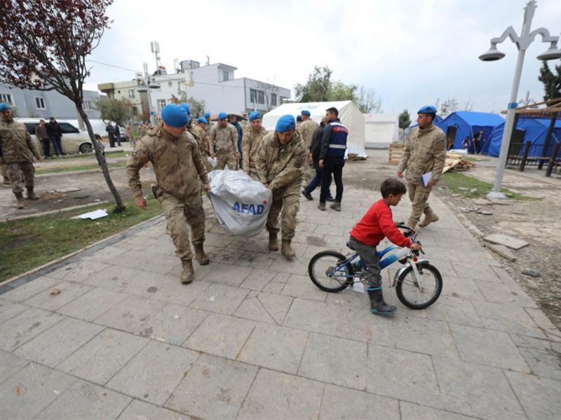 JANDARMA DEPREM BÖLGESİNDE YARALARI SARMAYA DEVAM EDİYOR