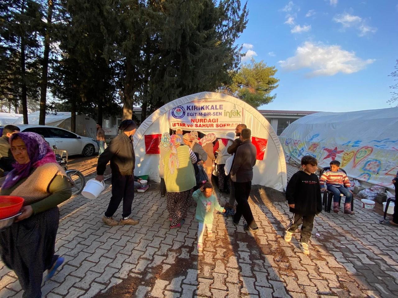 Eğitim Bir Sen üyeleri depremzedelerle birlikte iftarları açtılar