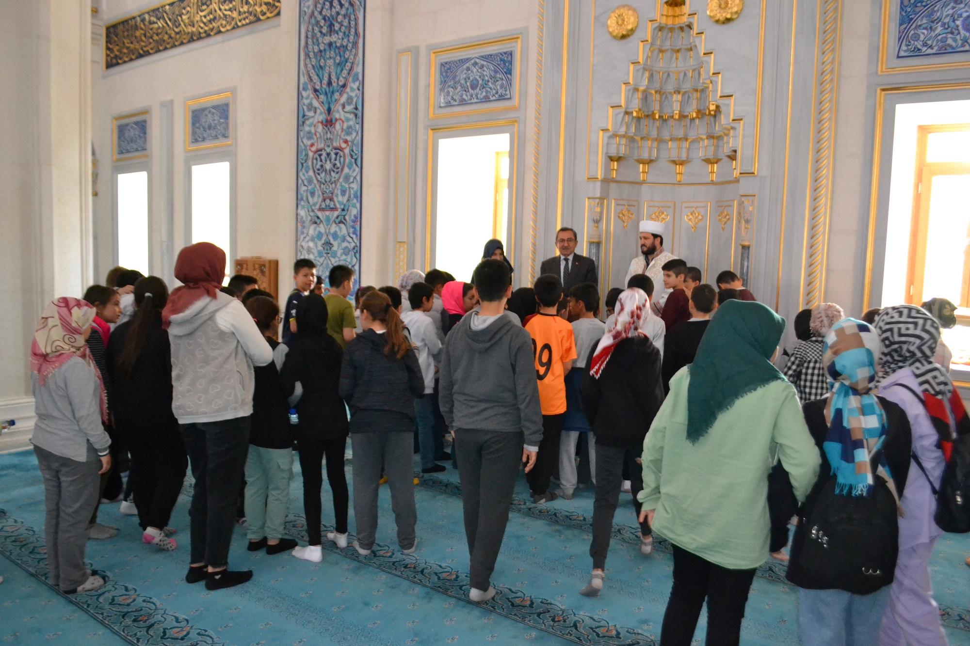 Öğrencilerden Nur Cami’ne Ziyaret