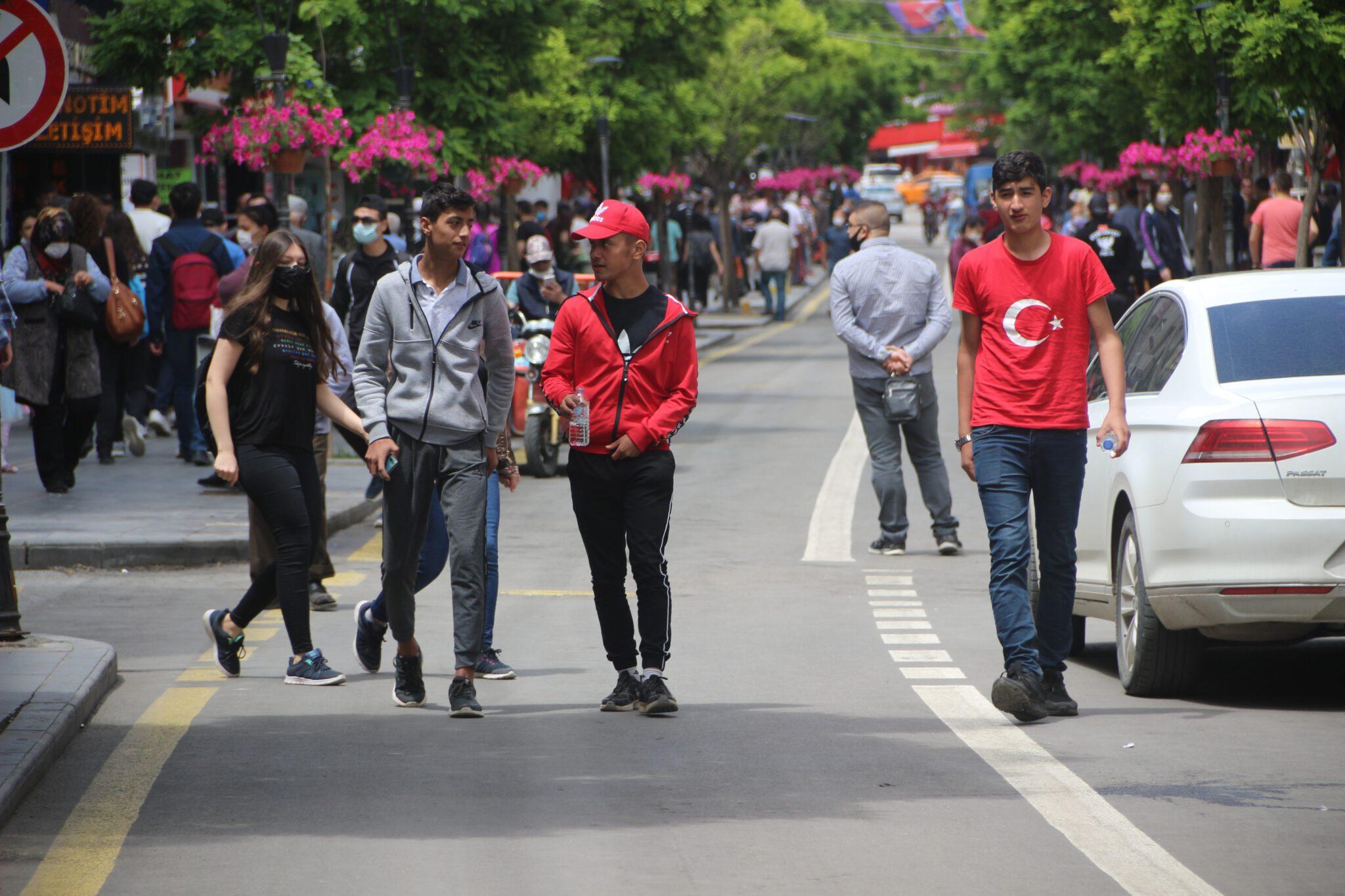 Gençler üçüncü kez sokağa çıktı