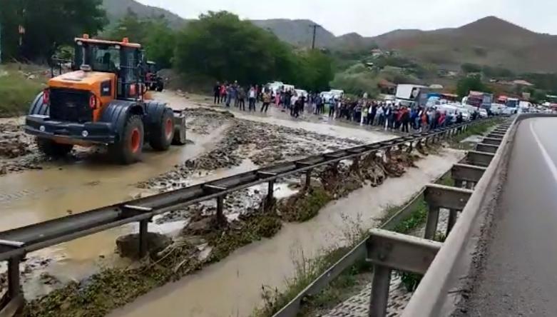 Sağanak Yağış Karayolunu Ulaşma Kapattı