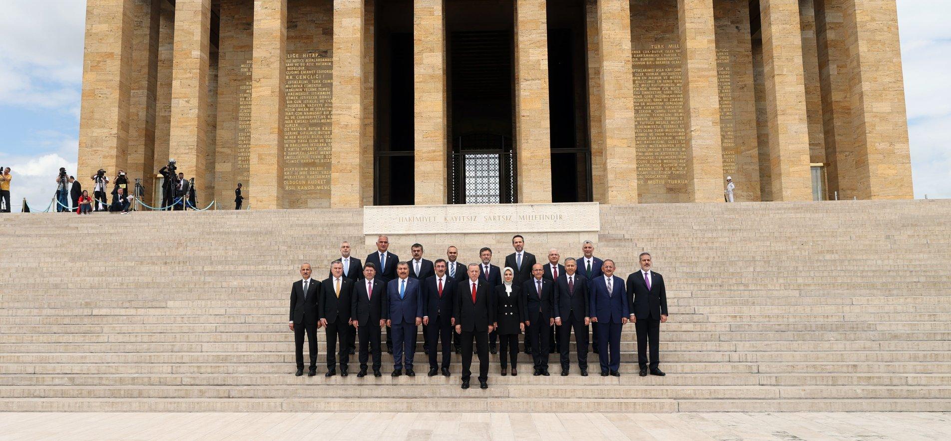 Bakan Tekin,  Cumhurbaşkanı Erdoğan İle Anıtkabir'i Ziyaret Etti