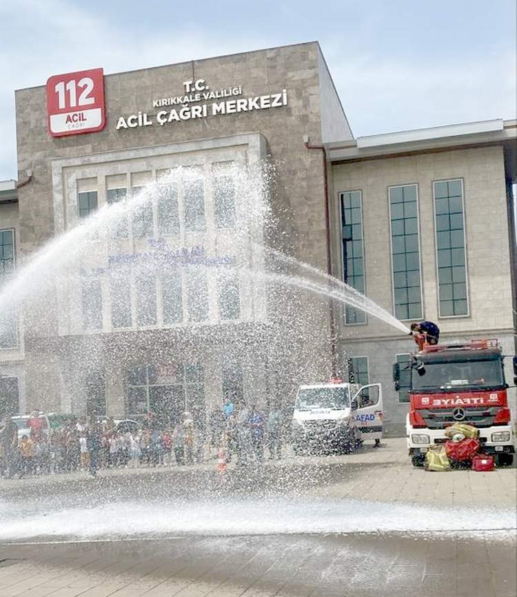 Çocuklara İtfaiyecilik Eğitimi Veriliyor