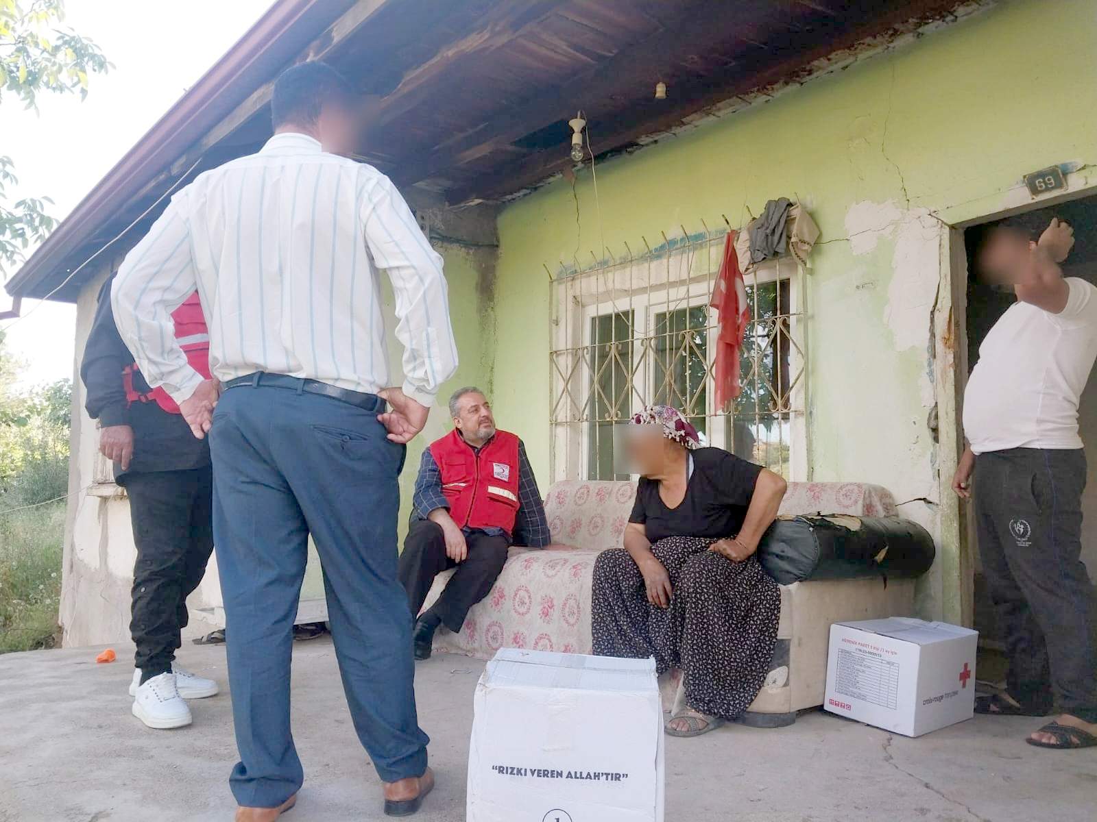 Kızılay’dan ihtiyaç sahibi Roman ailelere destek