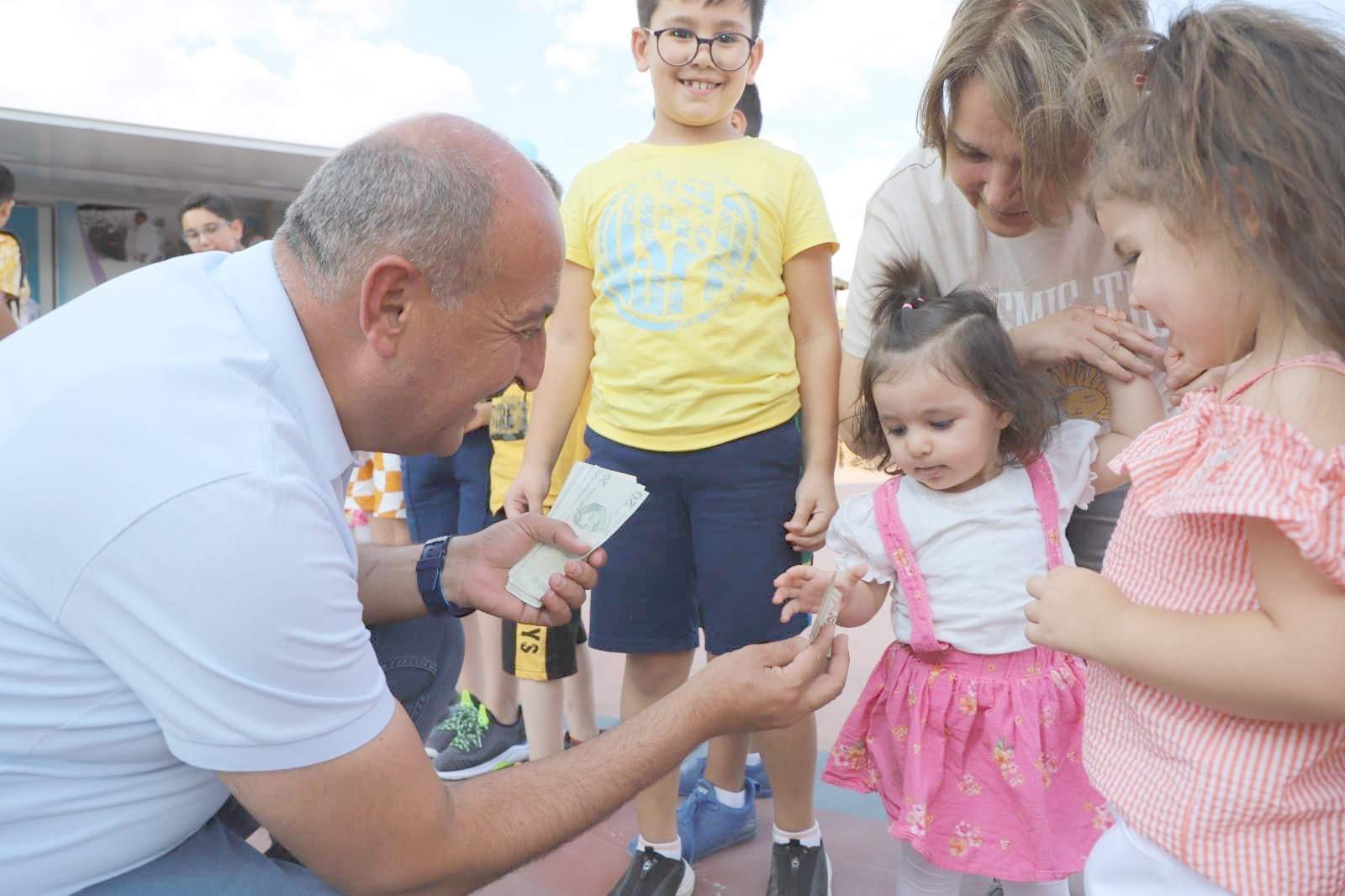 Başkan Türkyılmaz Çocukları Sevindirdi