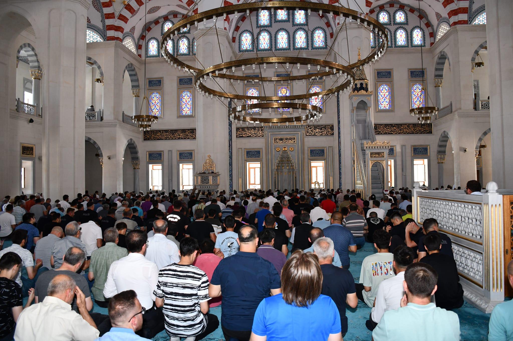 Camilerde 15 Temmuz Şehitleri İçin Mevlit Okutuldu