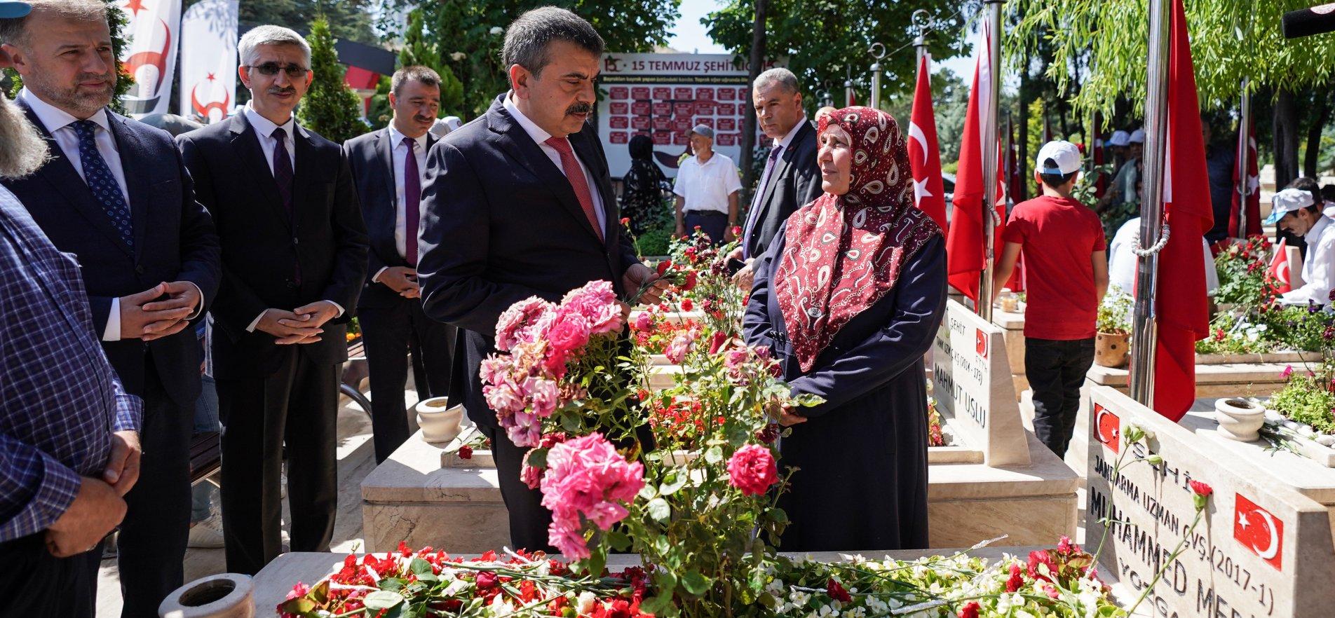 Bakan Tekin, 15 Temmuz Şehitlerini Mezarı Başında Andı