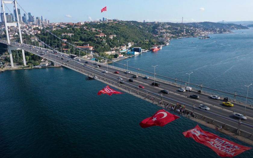 15 Temmuz Şehitler Köprüsü‘ne şehitlerin anısına Türk Bayrağı asıldı