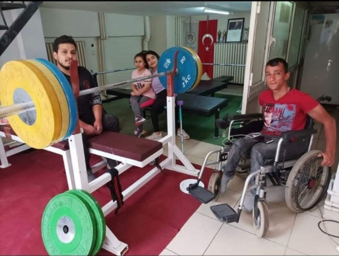 İşadamı Erhan Sarı Sporcuların Yanında