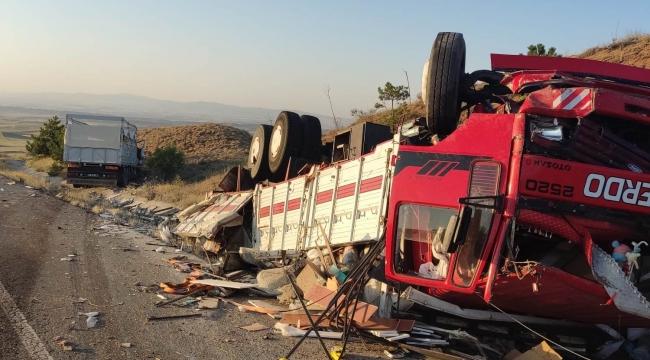 İki kamyon çarpıştı, ölü ve yaralılar var