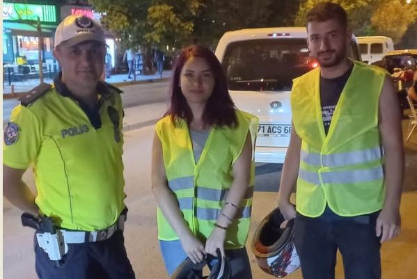 Polis ekipleri motosiklet ve bisiklet sürücülerine yelek dağıtıldı