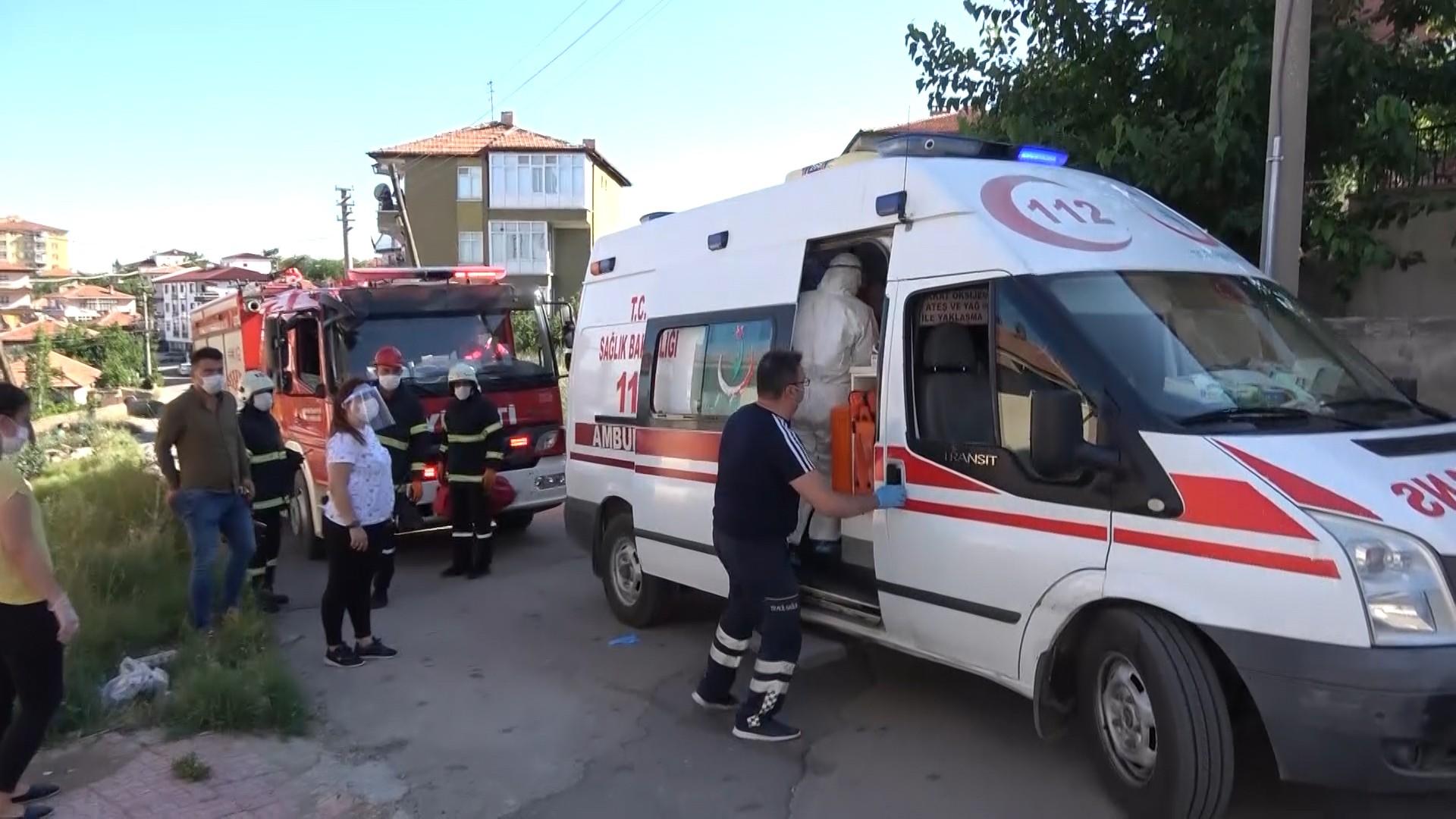 Koronavirüs testine gitmek istemeyen genç kız, kendisini odasına kilitledi