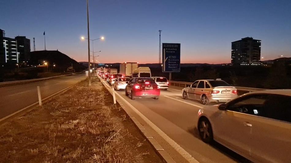 Kilit kavşakta trafik durdu, araçlar ilerlemekte güçlük çekti