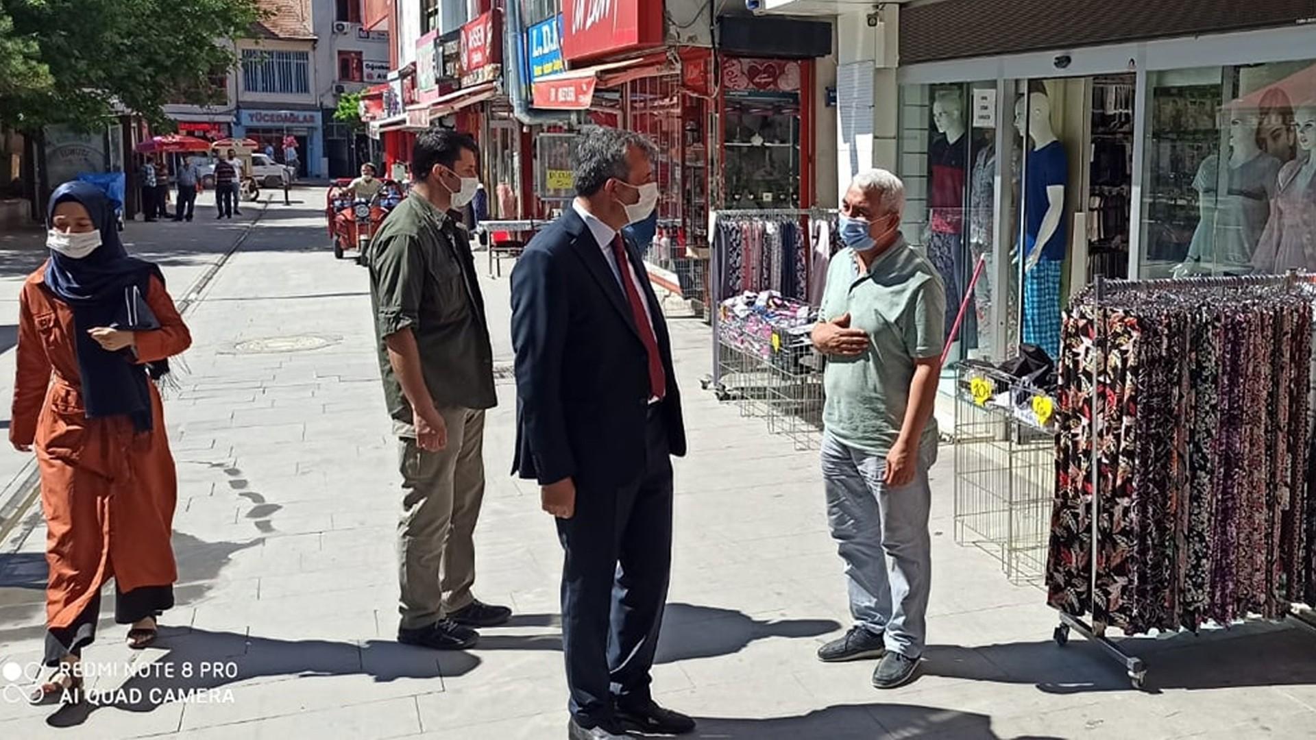 Validen 'maske' denetimi: Esnaf ve vatandaşları tek tek uyardı