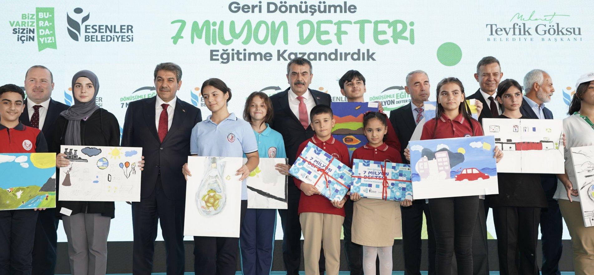 Geri Dönüşümden Elde Edilen Defterleri Öğrencilere Dağıttı