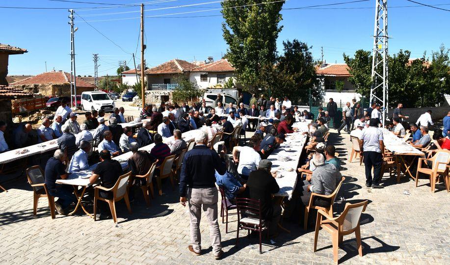 Vali Makas Köy Ziyafeti Sofrasına Konuk Oldu