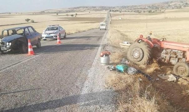 Traktörle otomobil çarpıştı 1'i ağır 3 kişi yaralandı