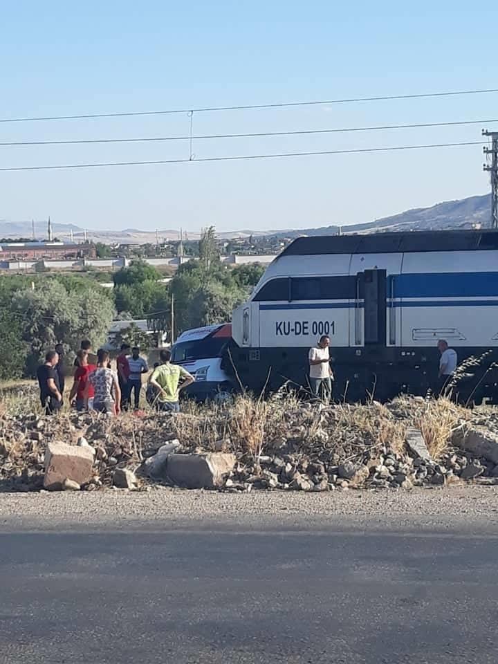 Yük Treni Servis Münibüsünü Metrelerce Sürükledi