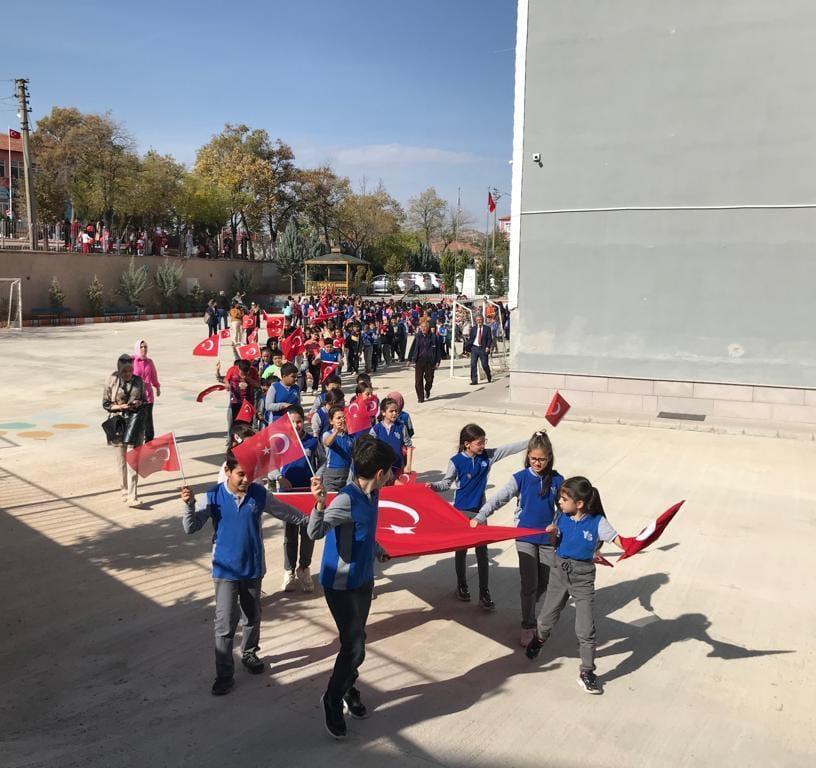 ÖĞRENCİLER CUMHURİYET YÜRÜYÜŞÜ YAPTILAR