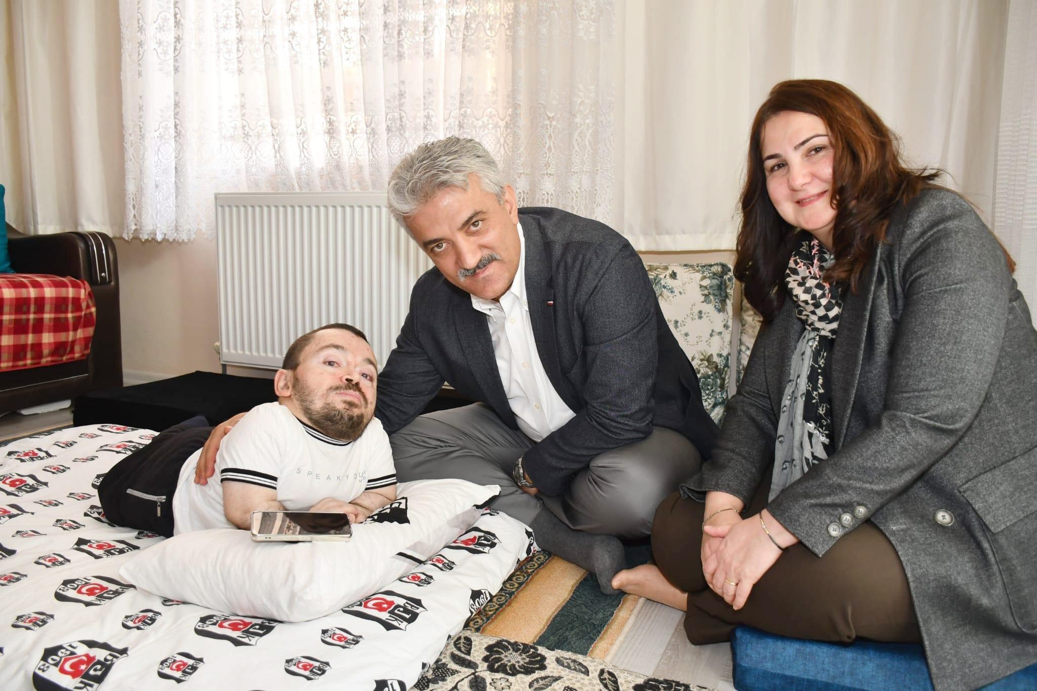 Vali Makas ve eşi engelli aileleri ziyaret etti