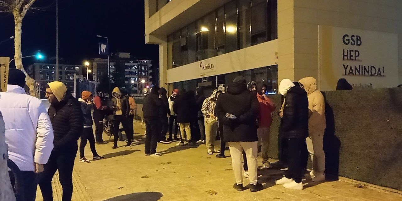 Çorum’daki depremin ardından vatandaşlar sokağa indi