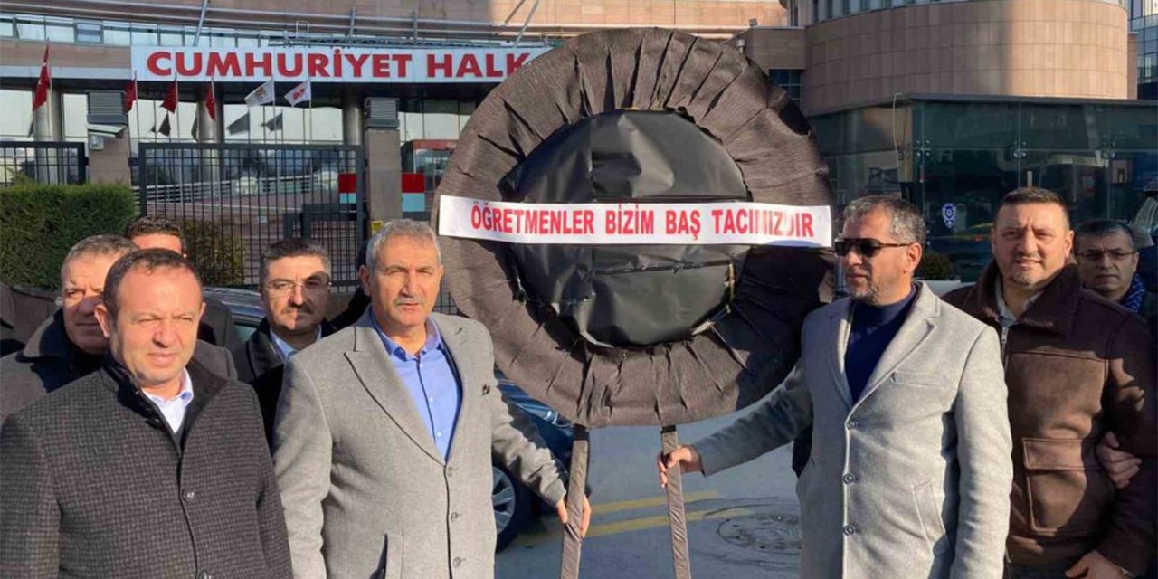 Öğretmenler CHP Genel Merkezi önüne siyah çelenk bıraktı