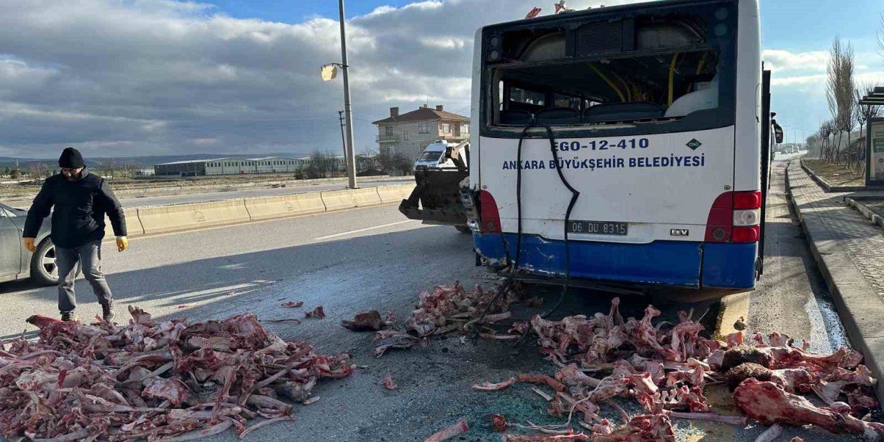 Kemik yüklü kamyon otobüse çarptı