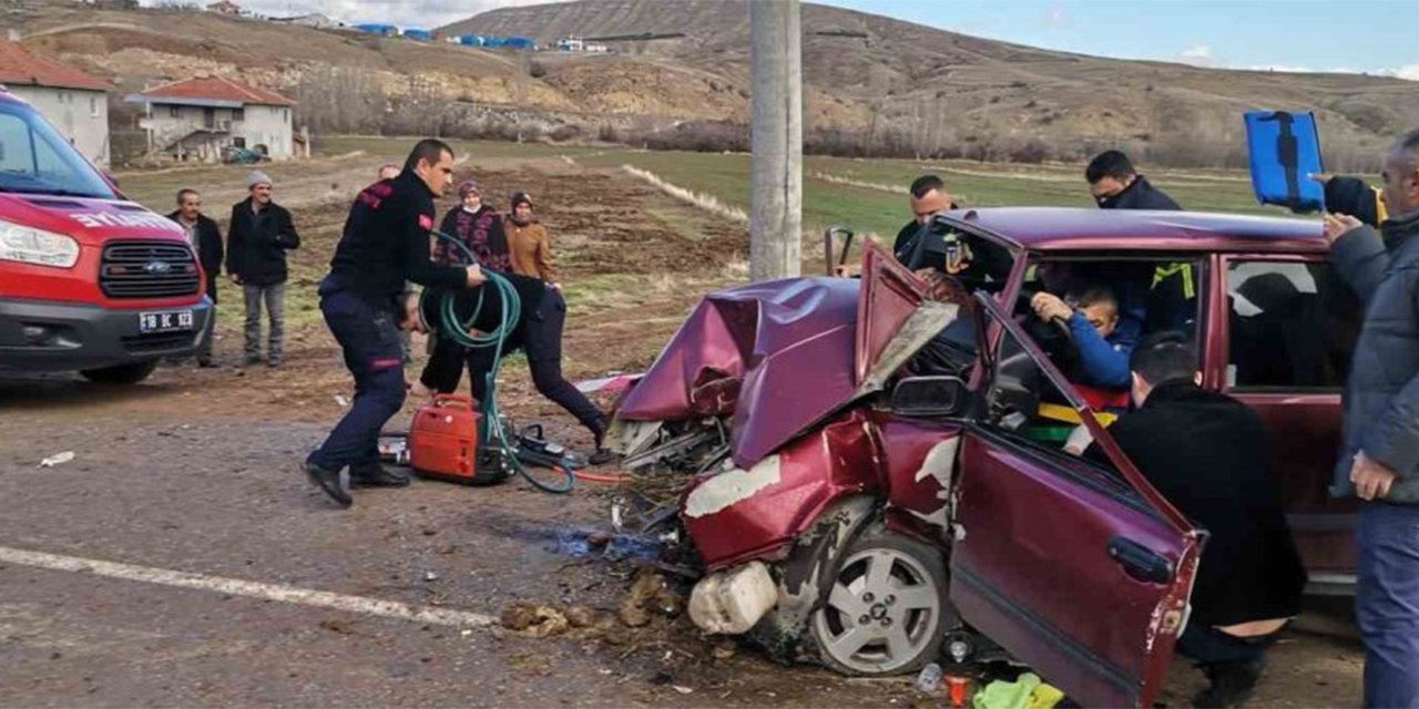 Elektrik direğine çarpan Tofaş hurdaya döndü: 3 yaralı