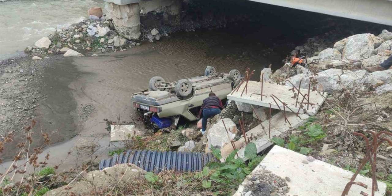 Kontrolden çıkan Tofaş, 3 metre yükseklikten çaya uçtu: 3 yaralı