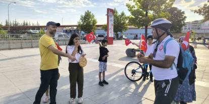 Askerlerin cephede tükettiği kuru ekmeği dağıttılar