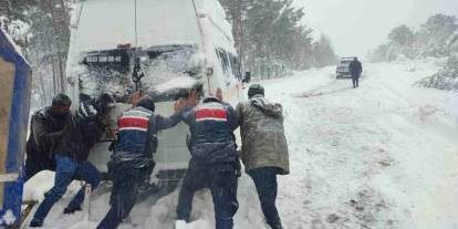 Yolda kalanların yardımına jandarma yetişti