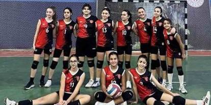 Başaran Koleji kızlar voleybol takımından büyük başarı