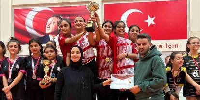 Yıldız kızlar badmintonda yarıştı