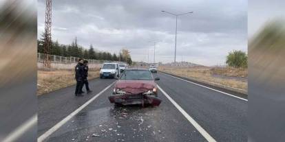 Kırıkkale’de ışıkla bekleyen araca çarptı!