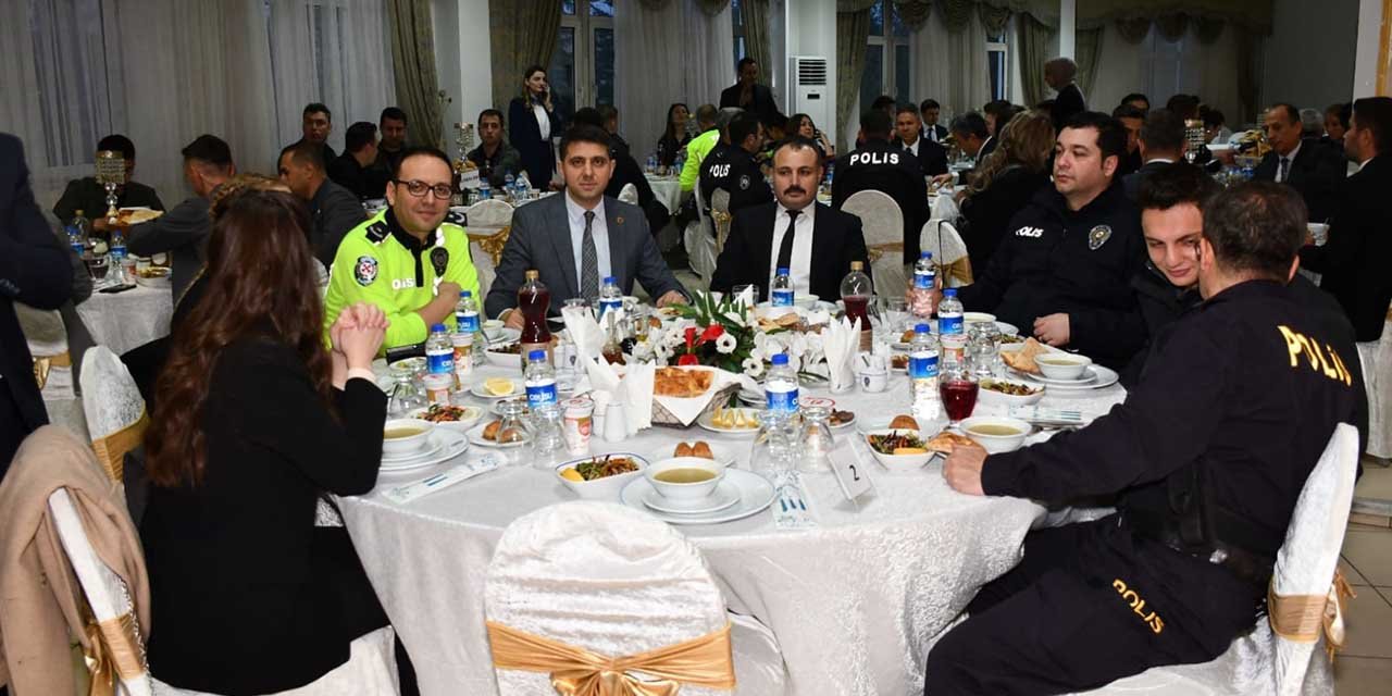 vali-makas-iftarda-polislerle-bulustu4.jpg