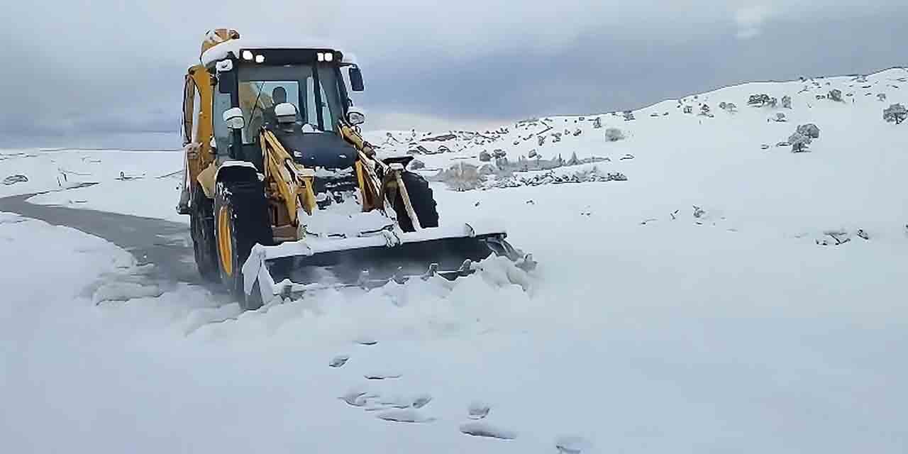 kirikkalede-kar-yagisi-yolu-kapatti-ekipler-acti1.jpg